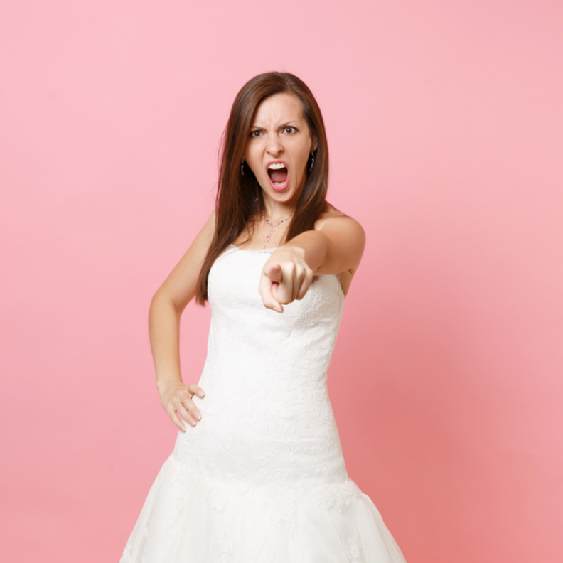 عروس تطرد صديق عريسها المقرب من حفل الزفاف