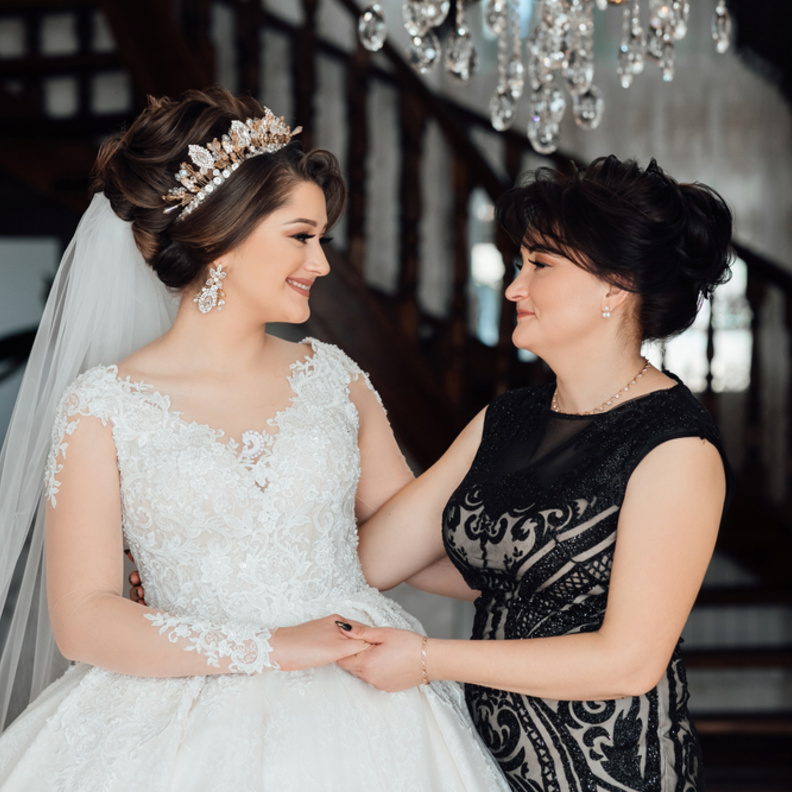 نصائح لوالدة العروس لاختيار الإطلالة الملائمة لحفل الزفاف