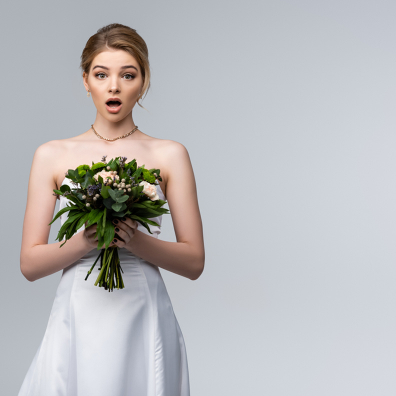 والدة وشقيقة العريس سرقتا فستان زفاف عروسه