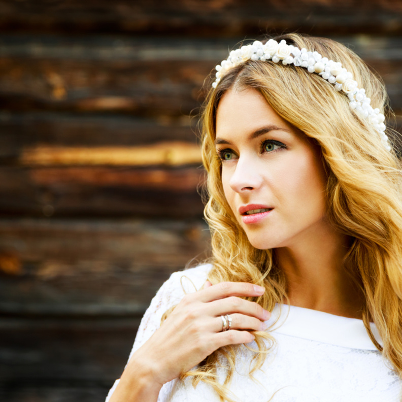 أفكار رائعة لاكسسوار شعر العروس المرصع باللؤلؤ