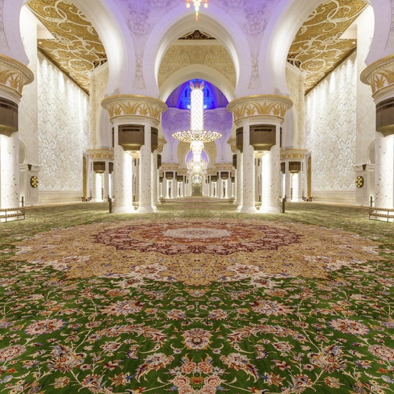 السجادة الأكبر في العالم في جامع الشيخ زايد الكبير بأبوظبي.. تحفة فنية فريدة
