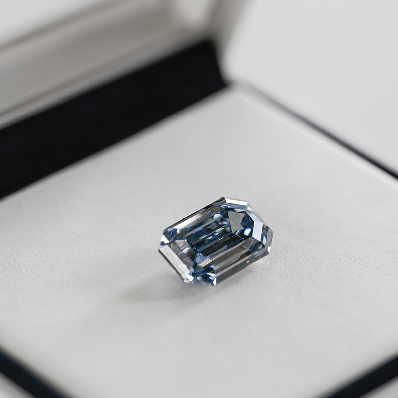 دار سوذبيز دبي تعرض أحد أعظم الكنوز الطبيعية في العالم  ماسة زرقاء نادرة عيار 15.10 قيراط