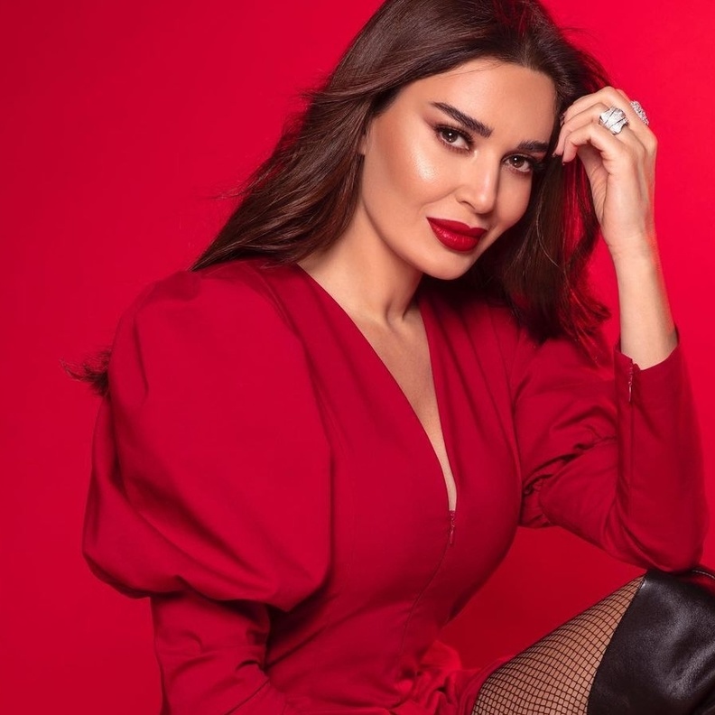 سيرين عبد النور بإطلالة اللون الأحمر