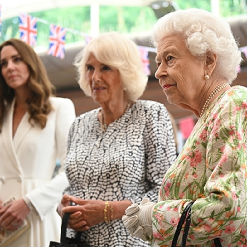 ملكة بريطانيا مع كاميلا وكيت