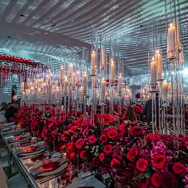 الأحمر خيارك الأول لديكورات حفل الزفاف في عيد الحب