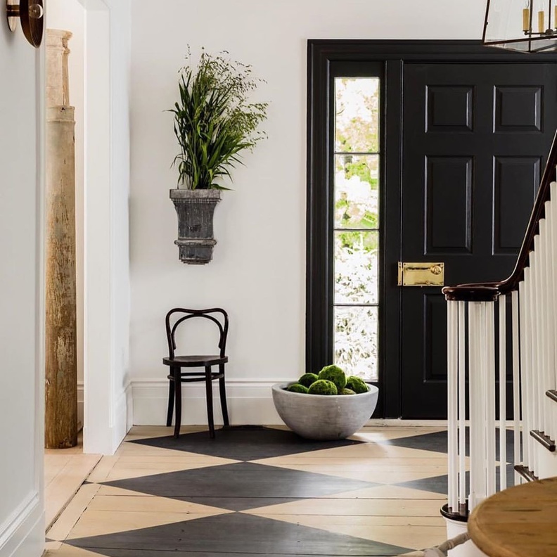 أرضيات خشبية لمدخل منزل عصري