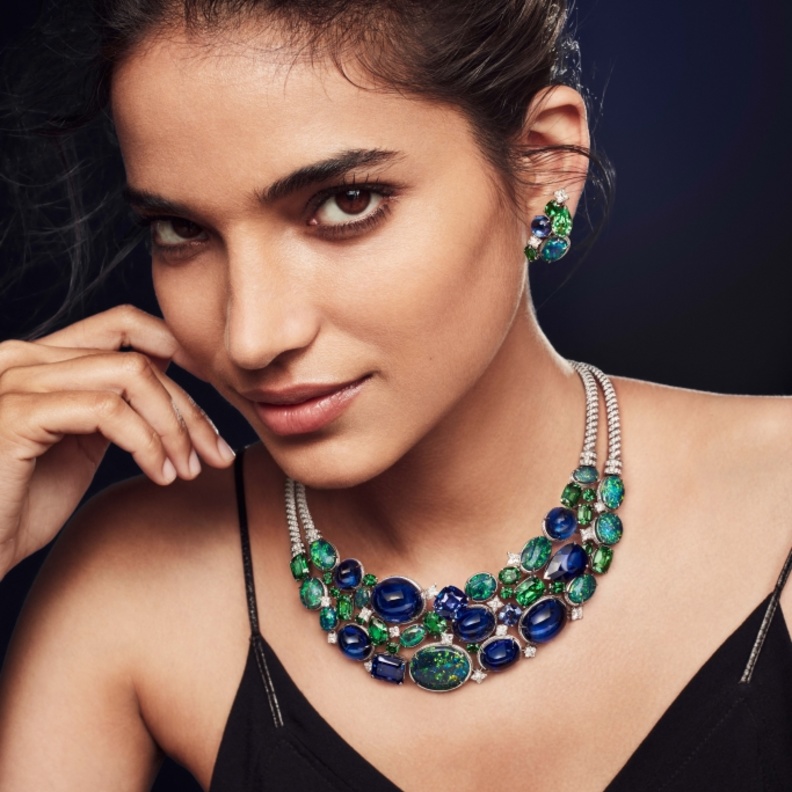 أروع المجوهرات المرصعة بالأحجار الكريمة الزرقاء