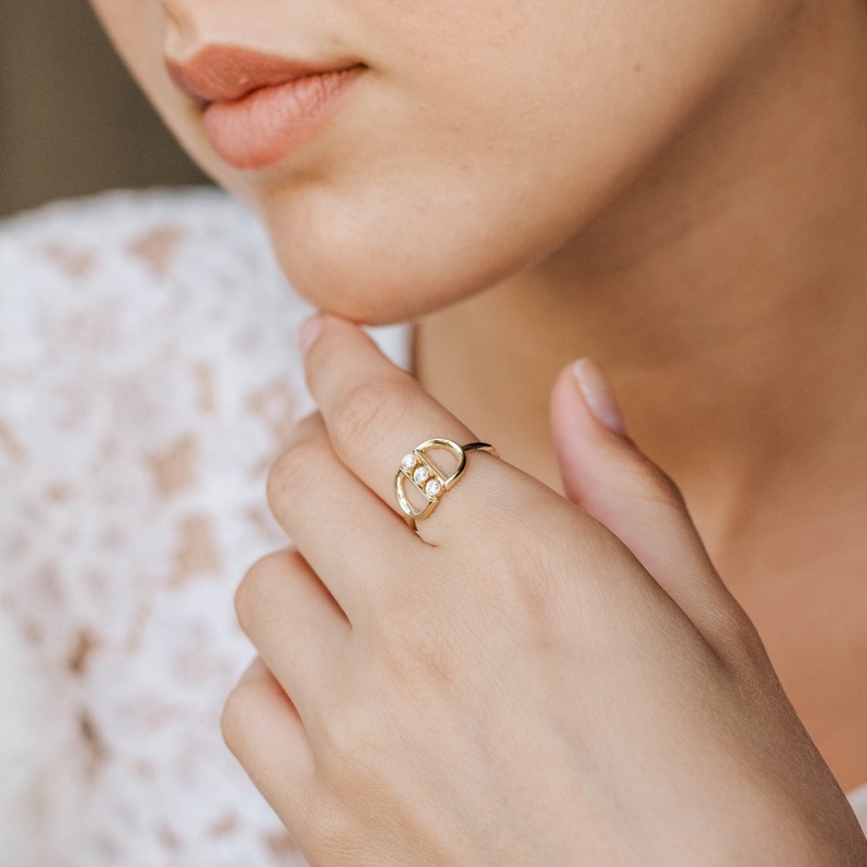 أروع تصاميم الخواتم ثلاثية الأحجار لمختلف المناسبات (1)