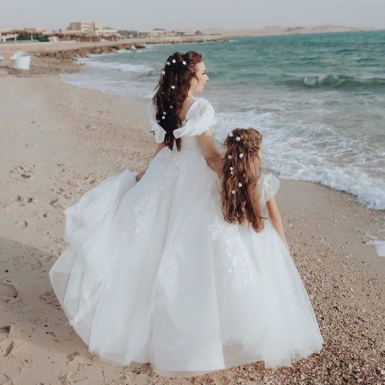 أسما شريف مع ابنتها في حفل زفافها