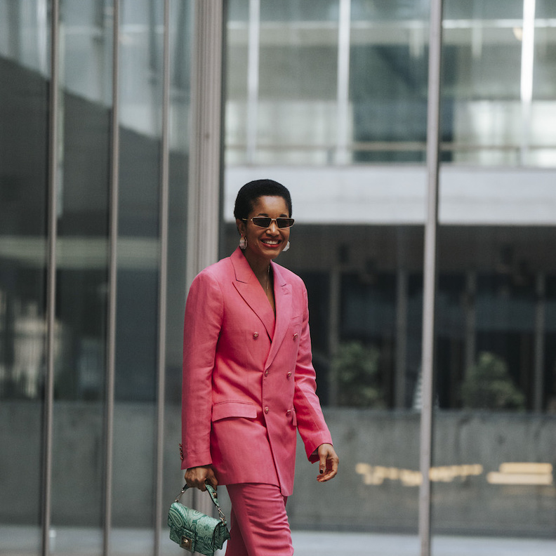 موديلات بدلات باللون الزهري لربيع 2022