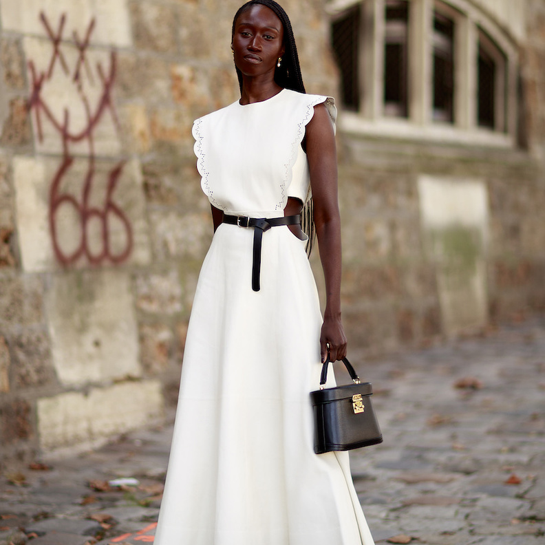 موديلات فساتين باللون الأبيض لاطلالات ربيع 2022