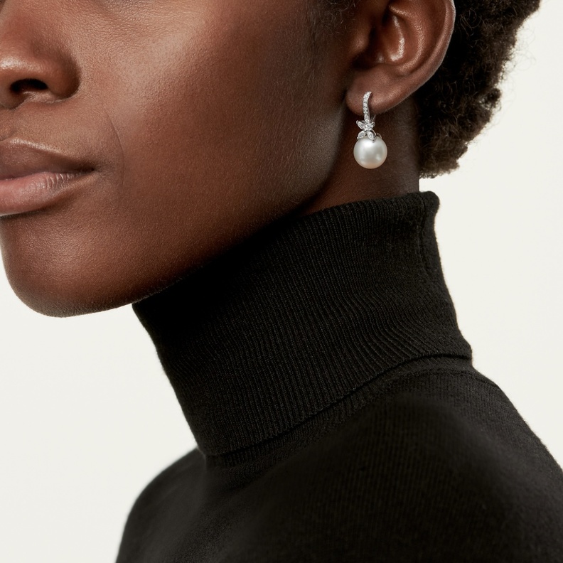 أقراط من مجموعة Tiffany Victoria من علامة تيفاني أند كو Tiffany & co