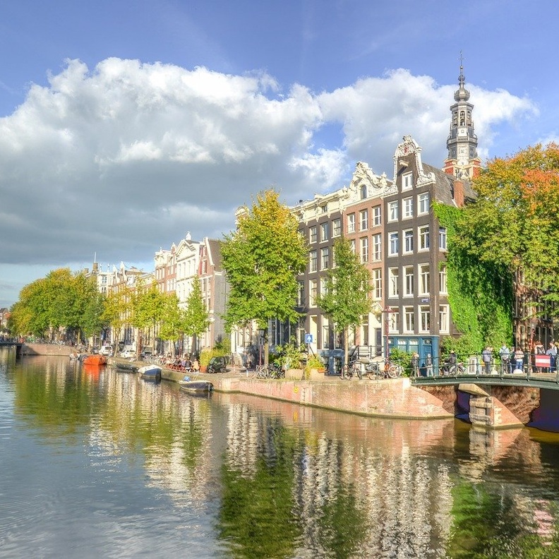 أمستردام من أجمل وجهات سياحية لعطلة الربيع بواسطة Skitterphoto