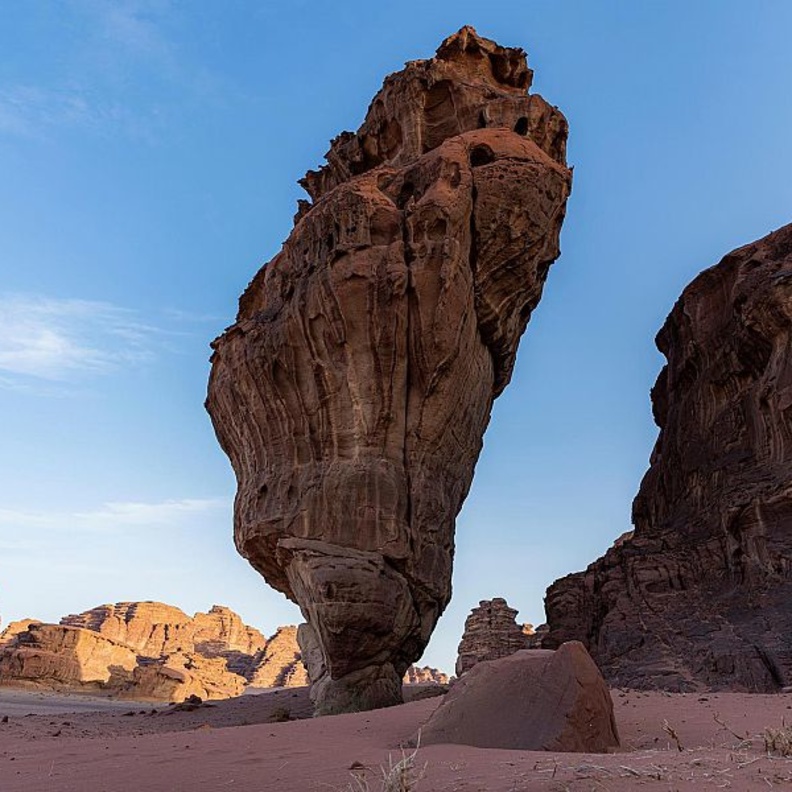 الكتل الصخرية في أم صهريج.. وجهة سياحية ساحرة في صحراء حسمي بتوك