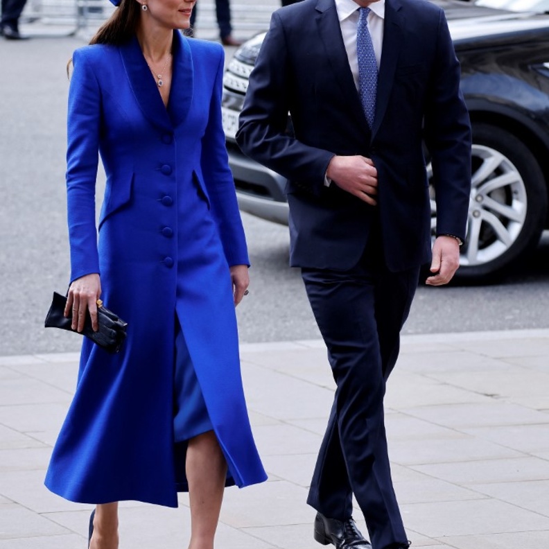 إختارت كيت المعطف الأزرق الطويل من تصميم كاثرين والكر Catherine Walker تميّز بياقته الـv المخمل