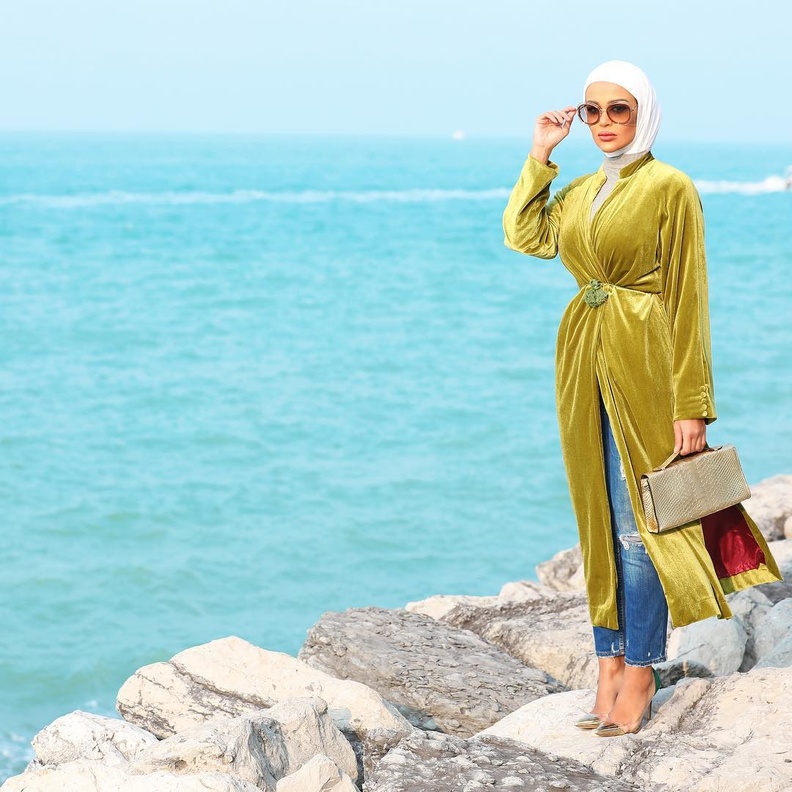 إختاري العباية بقماش المخمل الأنيق ونسّقي تحتها البنطلون الدنيم الضيّق