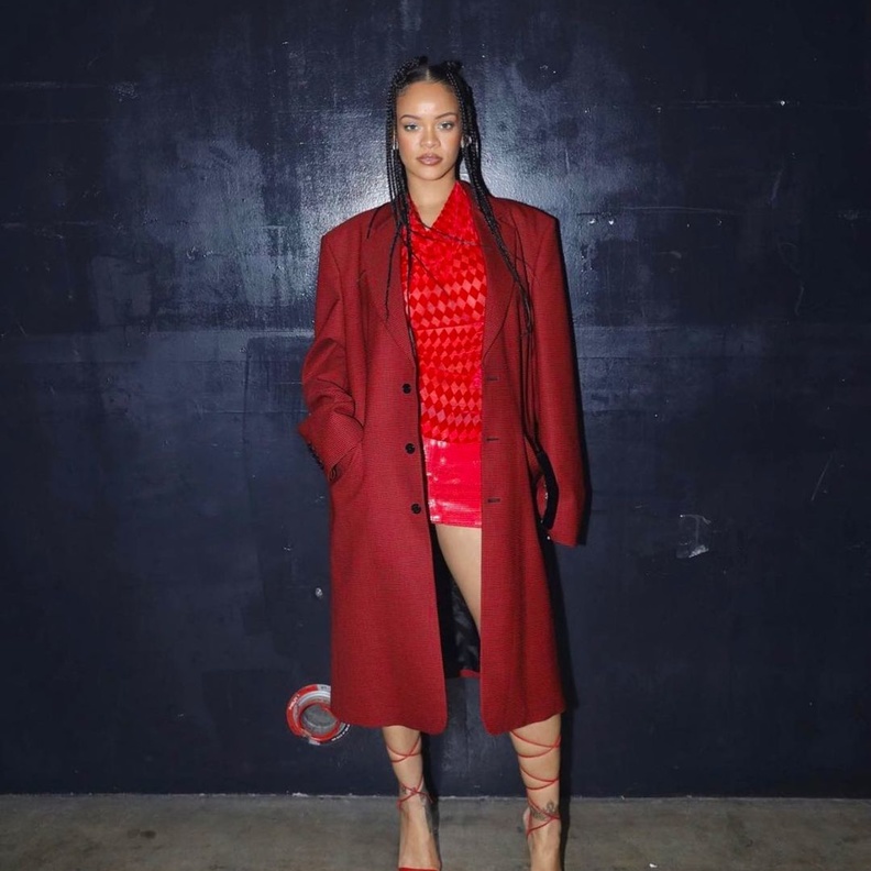 إطلالة ريهانا الساحرة والعصرية باللون الأحمر في حفل ComplexCon كانت من توقيع المصمم ماكسيميليان ديفيس