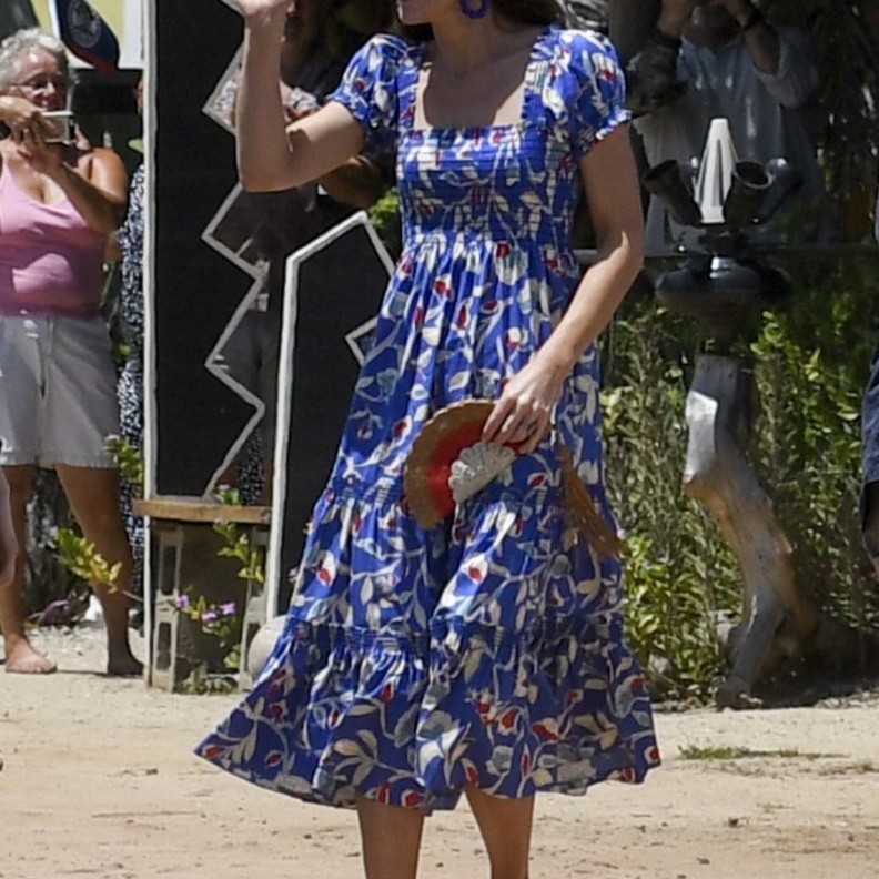 ارتدت دوقة كامبردج فستانًا أزرق ميدي مزينًا بالزهور من مجموعة Tory Burch