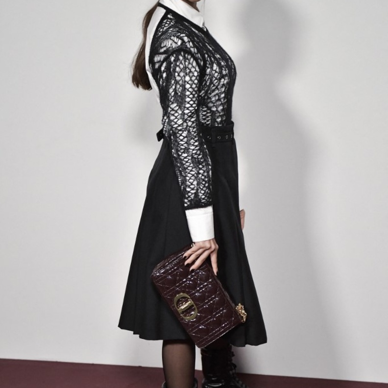 إطلالات متابعات الموضة المشرقة والجريئة سحرتنا في باريس