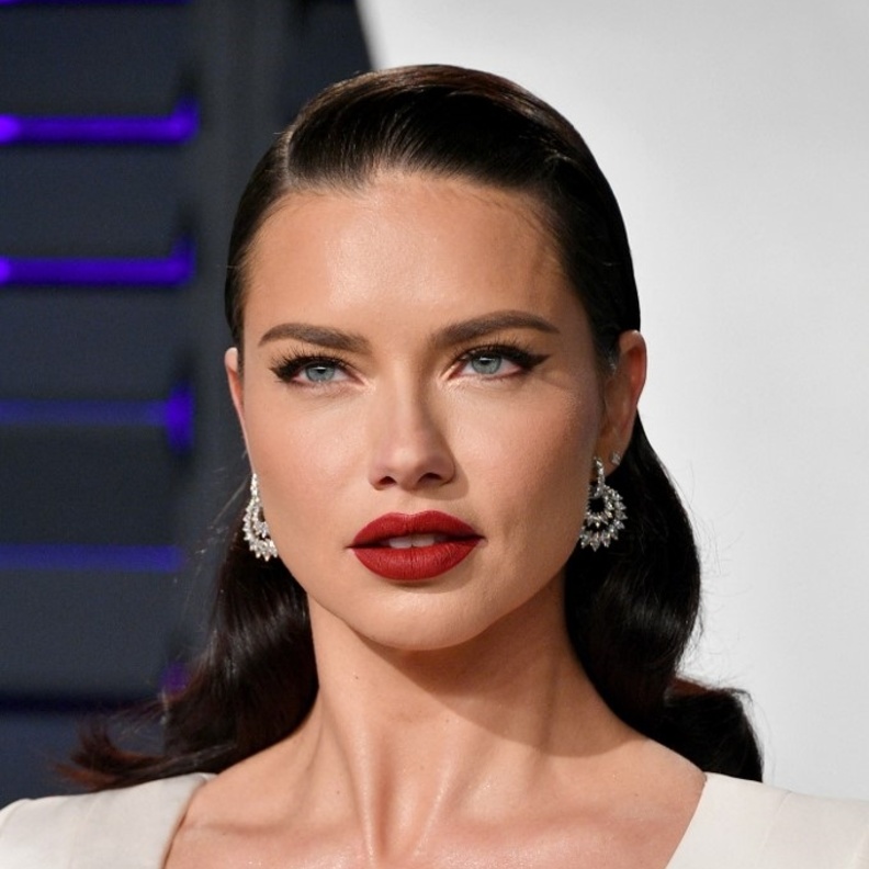 صور أجمل إطلالات ادريانا ليما الجمالية بعد ظهورها بمرحلة الحمل