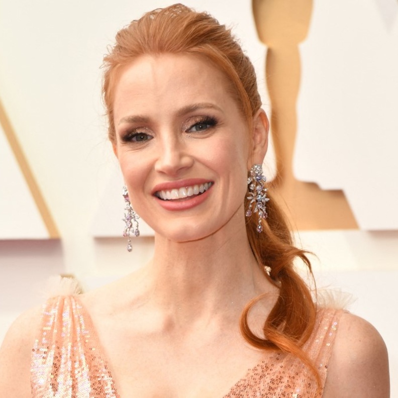 اطلالة  Jessica Chastain بمكياج مشرق وتسريحات شعر مرفوعة
