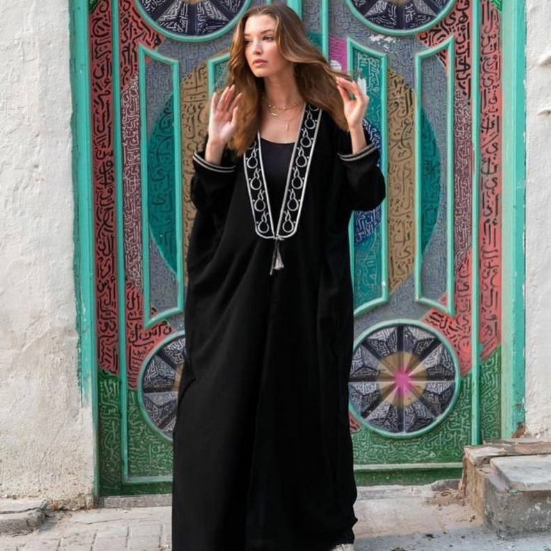 الموديل Alyssa Arce تتألق بأزياء سعودية في سباق "فورمولا1 "