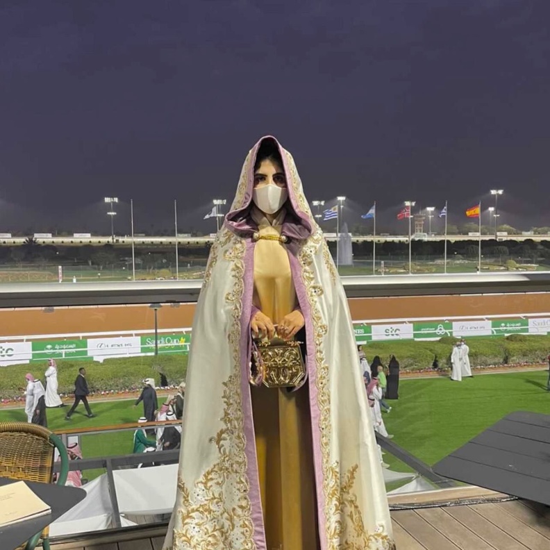 اطلالة "شهد المري" المستوحاة من التراث السعودي العريق في "كأس السعودية"