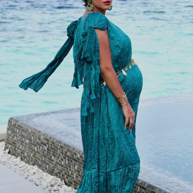 بمناسبة يوم الأم .. استوحي أجمل اطلالات الحوامل من وحي "ياسمين دخيل"