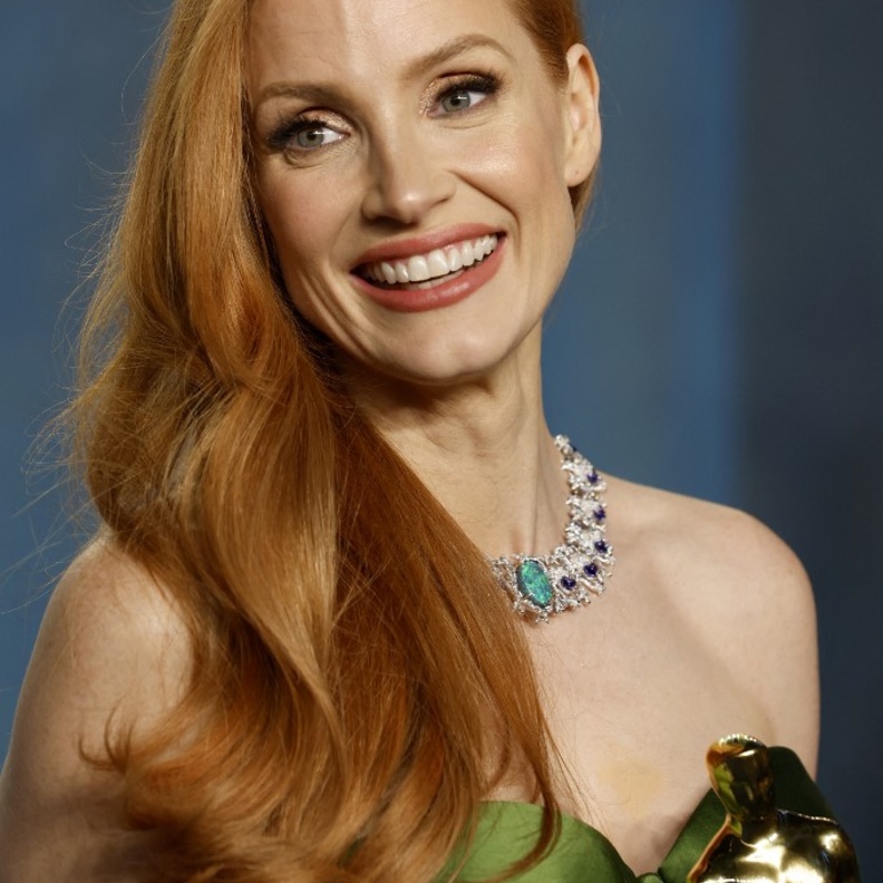 اطلالة Jessica Chastain بمكياج مشرق وتسريحات شعر جانبية