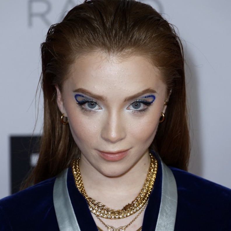 اطلالة Lauren Weintraub  بمكياج عصري مع الايلاينر الهندسي