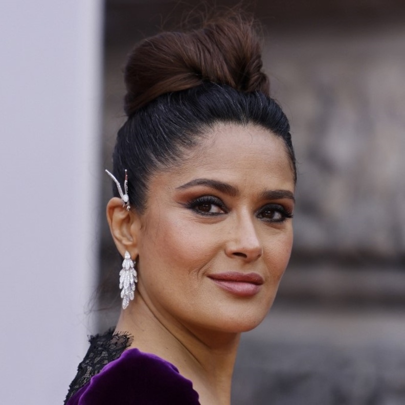 اطلالة Salma Hayek يمكياج سموكي اسود مع تسريحات شعر الكعكة