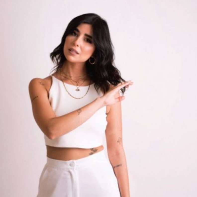 اطلالات عصرية للصبايا مستوحاة من زينة مكي 