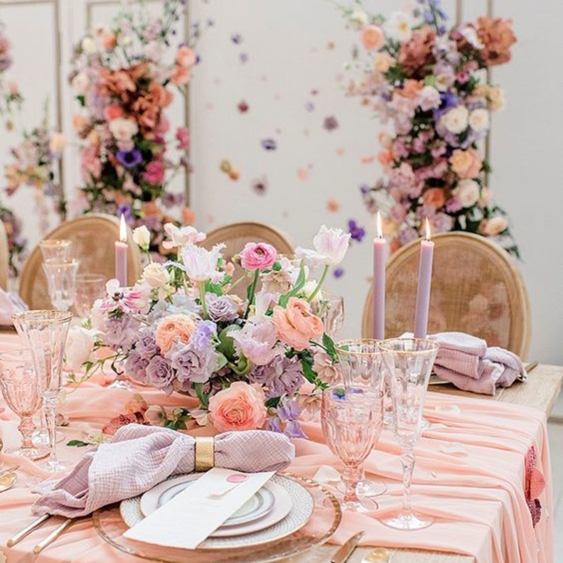 اعتمدي على الوان الباستيل في زينة طاولات الزفاف