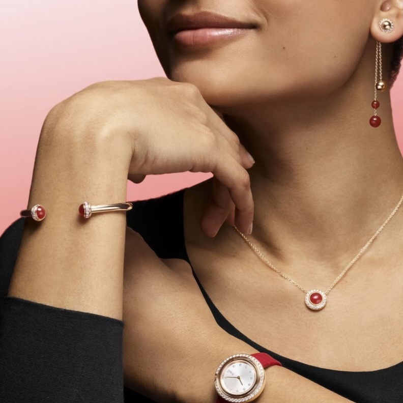 اقراط من Piaget