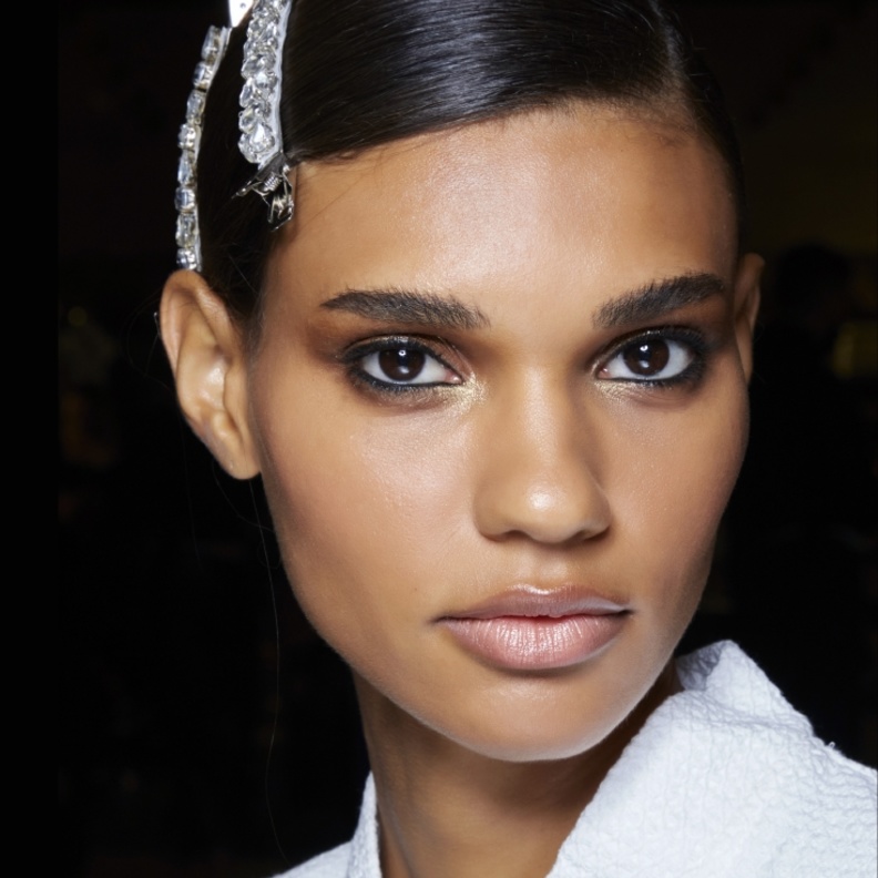 اكسسوارات شعر مع الدبابيس العريضة من دار Tom Ford