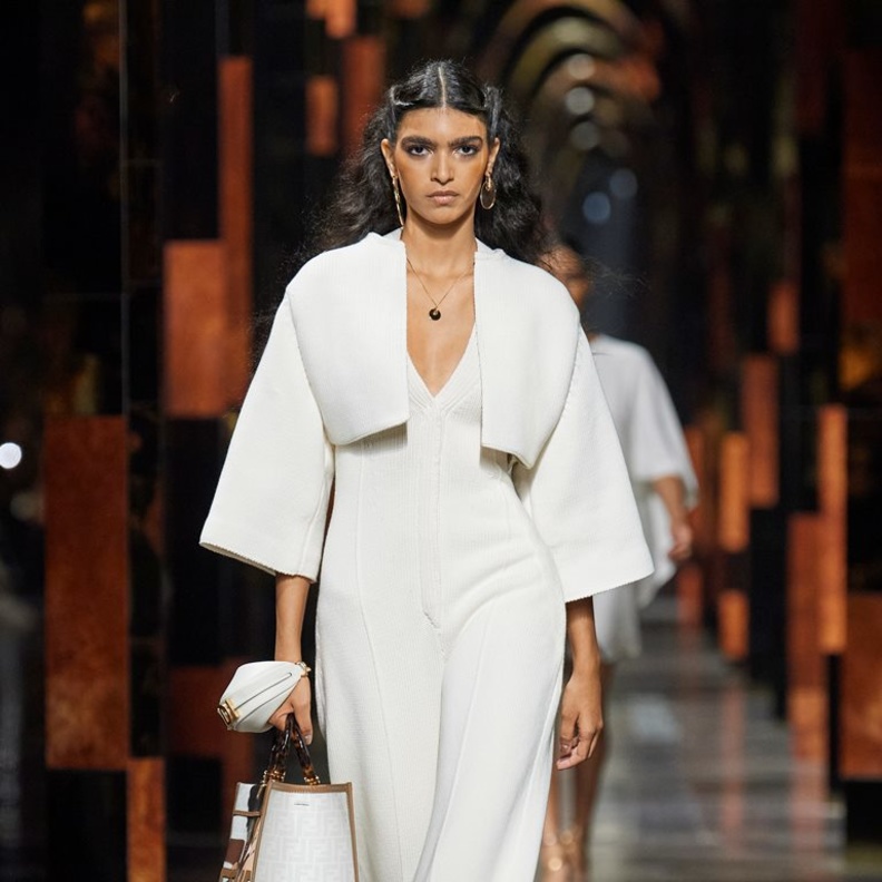 الجمبسوت الأبيض من Fendi الذي تميّز بتصميمه البسيط والأنيق ومعه الجاكيت الكروب