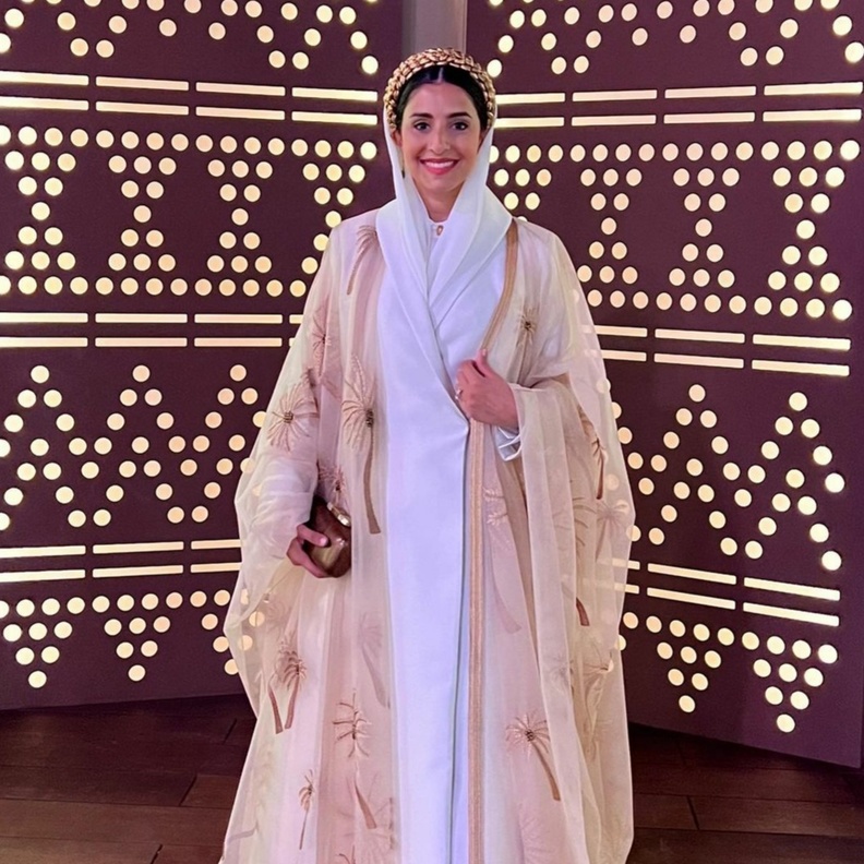 "حصة العجاجي" تتألق بزي تراثي أصيل في "كأس السعودية" من تصميم "أباديا"