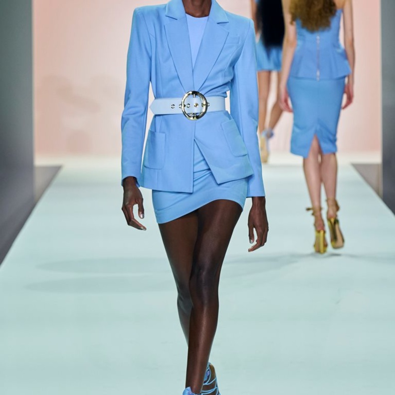 الفستان القصير مع البليزر وكلاهما باللون الأزرق الفاتح إضافة إلى الحزام لتحديد الخصر