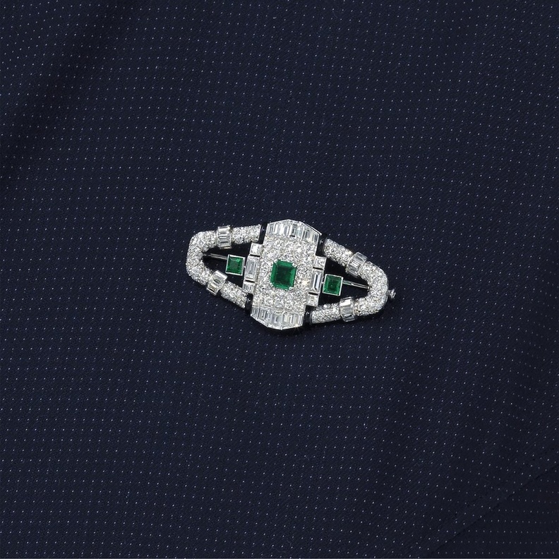 بروش أرت ديكو من الماس والزمرد