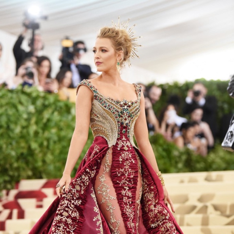 بلايك لايفلي بدت ساحرة بإطلالتها الملوكية عام 2018 من تصميم Versace