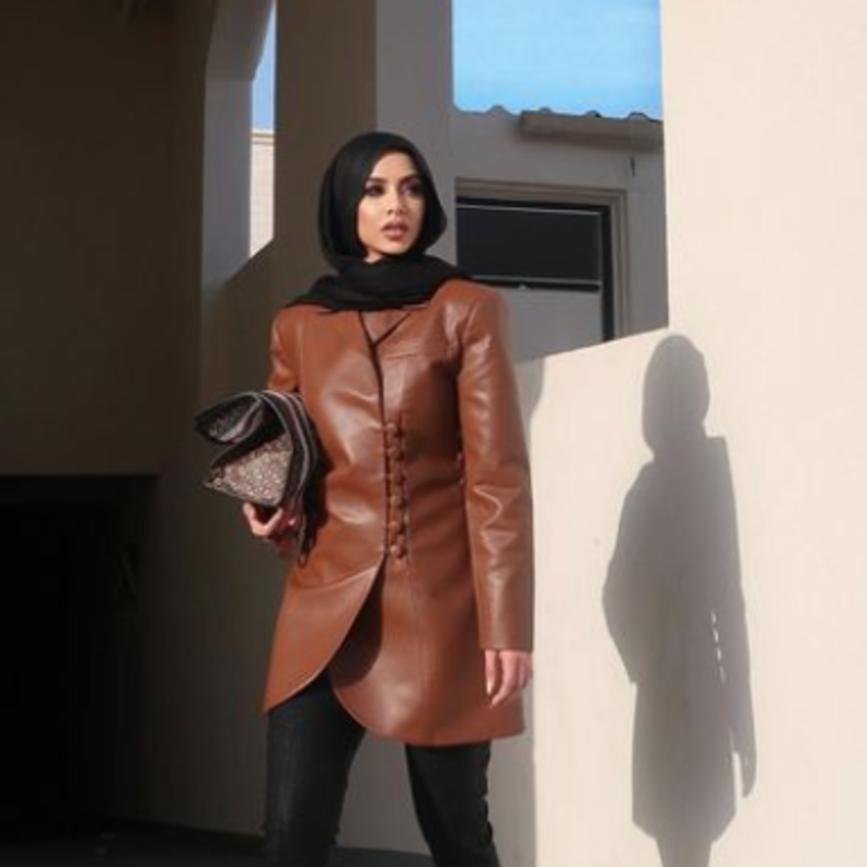 اطلالات عصرية للمحجبات في أزياء الجلد مستوحاة من سهى