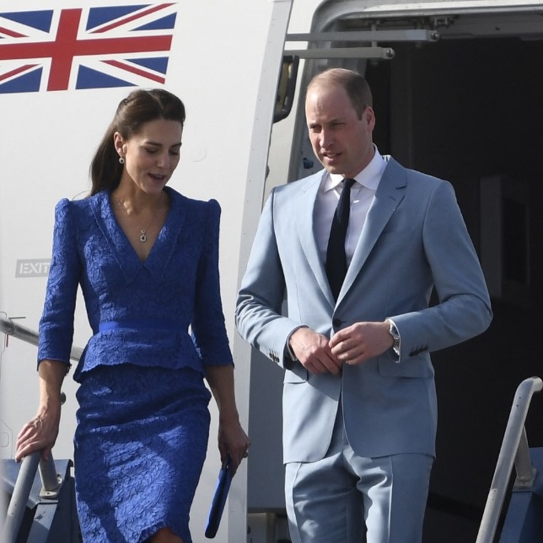 صور كيت ميدلتون بإطلالة باللون الأزرق الملكي في بداية جولتها الكاريبية 