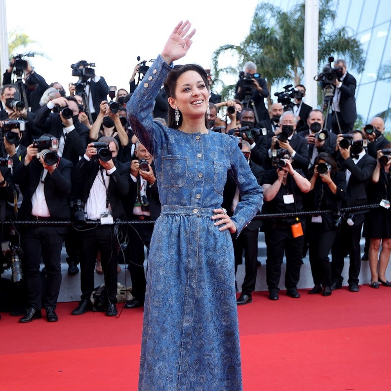 تألقت ماريون كوتيار بفستان طويل مطرز باليد من الدنيم من تصميم Chanel خلال مهرجان كان السينمائي