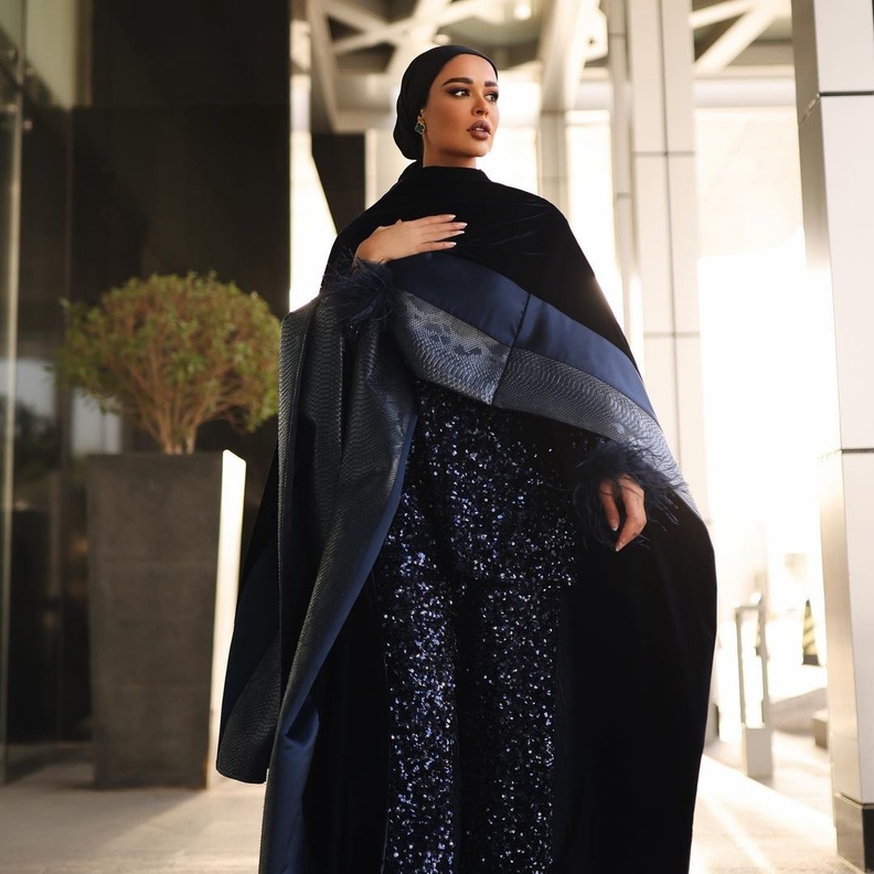 تألقت مرمر محمد بالبدلة المزيّنة بالترتر اللامع الأسود