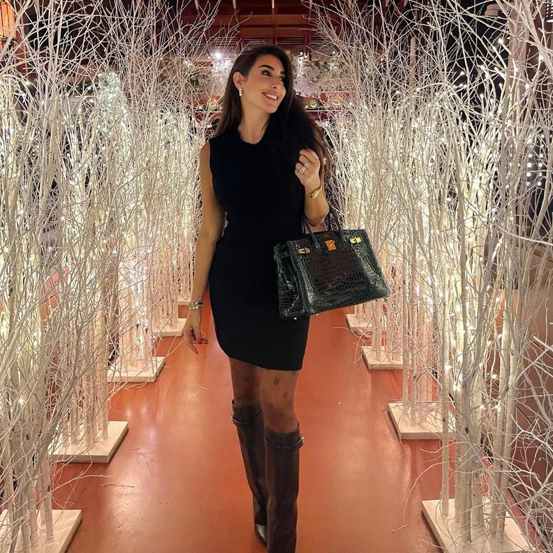 تألقت ياسمين صبري بلوك كامل باللون الأسود وإختارت الفستان القصير