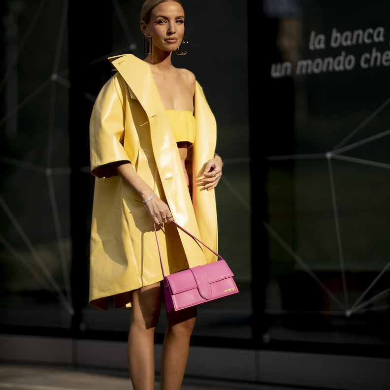 أفكار لتوظيف اللون الأصفر في اطلالات ربيع 2022