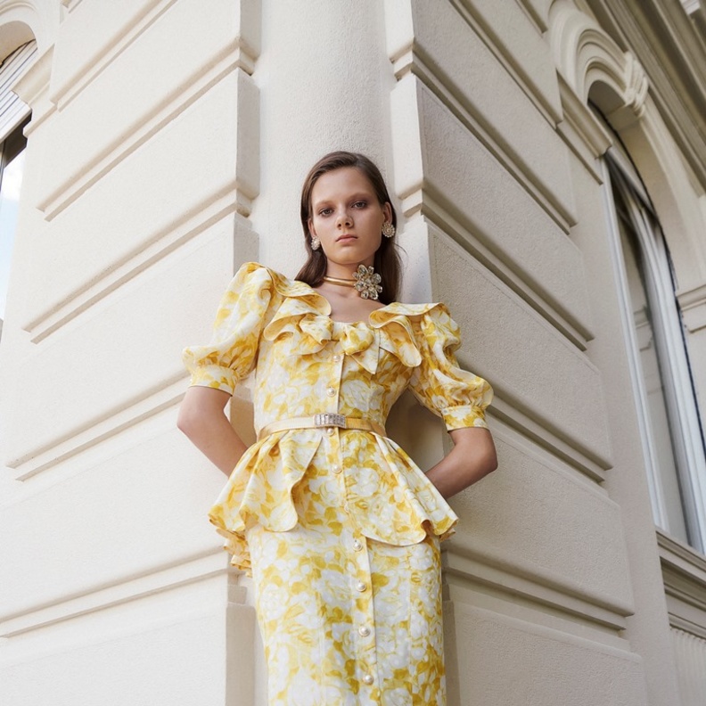 تألقي في ربيع 2022 بفستان Alessandra Rich الذي تميّز بلونه الأبيض والأصفر