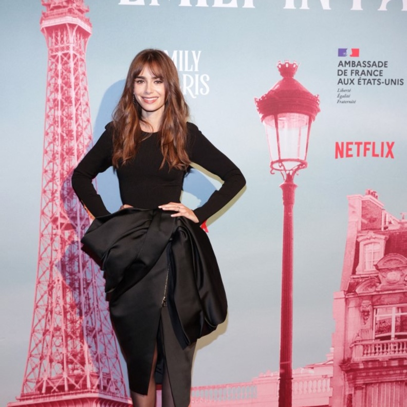 تتميز ليلي كولينز بإطلالاتها الأنيقة التي جعلتها رمزاً للموضة عن جدارة