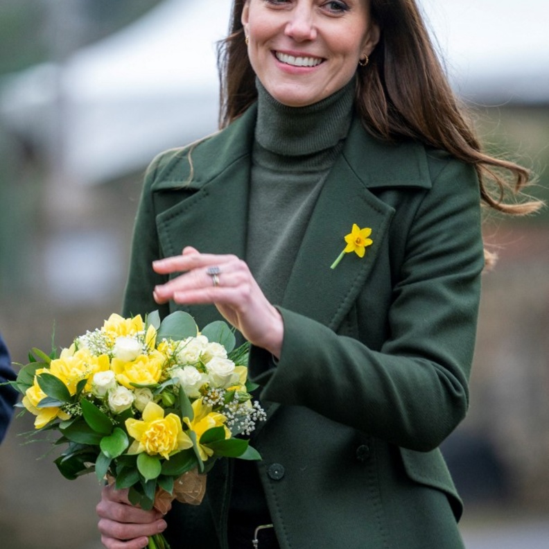 تخلّت كيت عن الجاكيت الكاكي وإستبدلته بمعطف زيتي طويل وأنيق من ماركة Sportmax