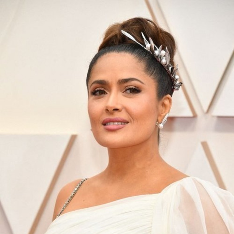 تسريحات شعر راقية لفساتين الأوف شولدر من وحي النجمات